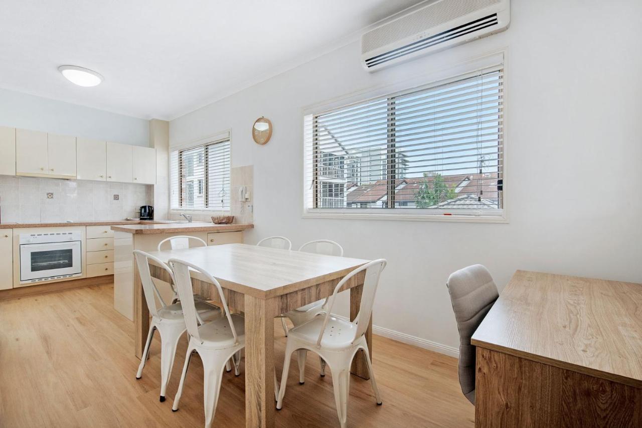 Southport Spacious Three Bedroom Getaway - Coasthm Gold Coast
