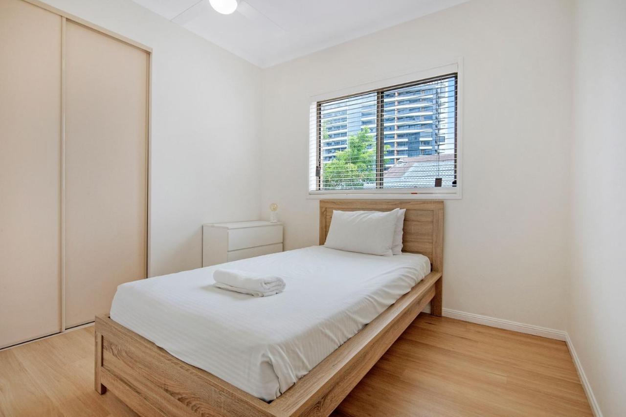 Southport Spacious Three Bedroom Getaway - Coasthm Apartment *