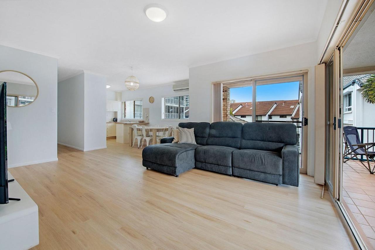 Southport Spacious Three Bedroom Getaway - Coasthm Apartment Gold Coast