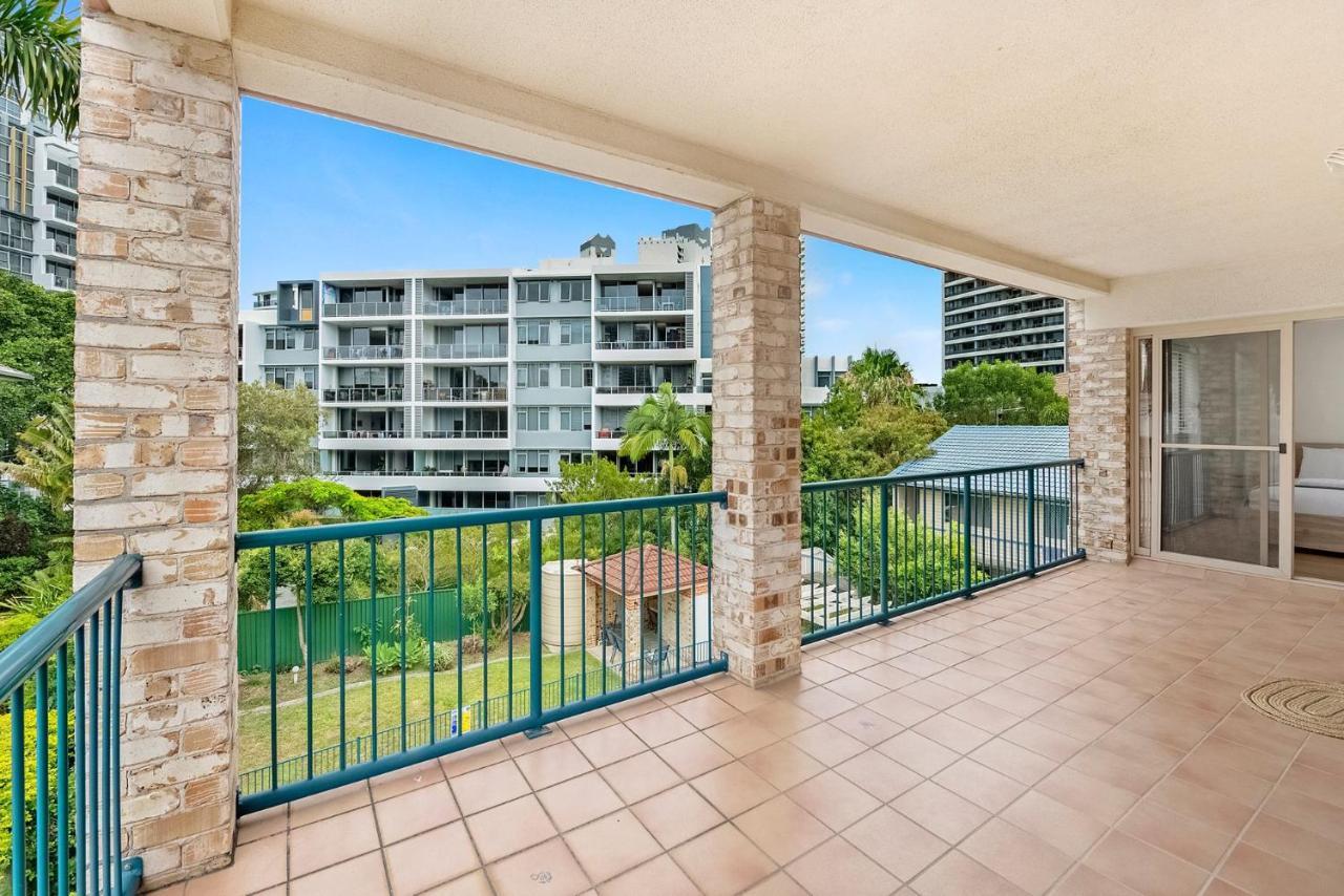 Southport Spacious Three Bedroom Getaway - Coasthm Apartment Gold Coast